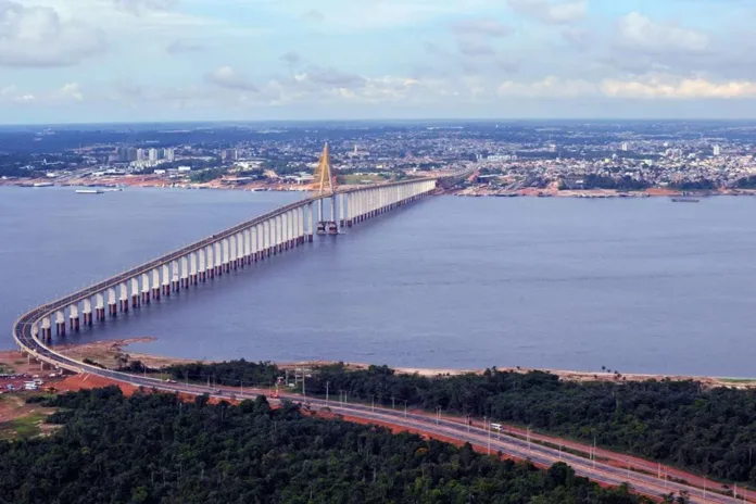 Adolescentes são apreendidos na Ponte 'Rio Negro' com motocicleta roubada em Manaus