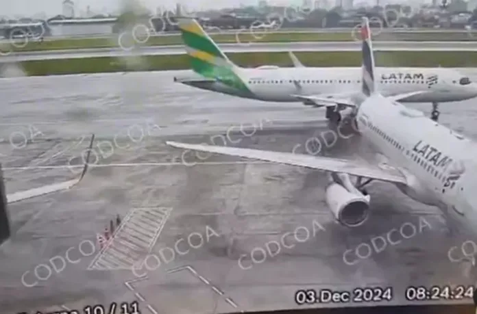 VÍDEO: Avião taxiando bate na traseira de outro em Congonhas (SP)