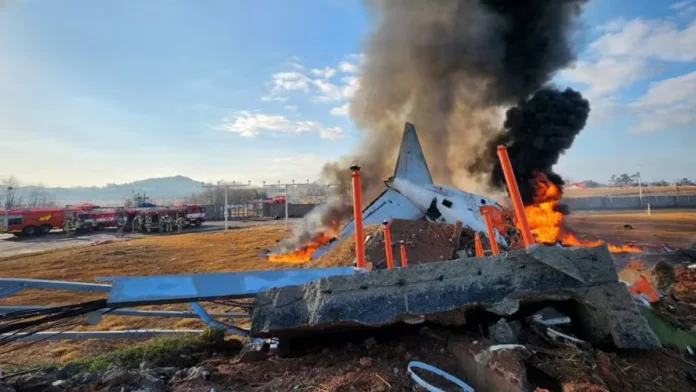 Boeing 737-800, da Jeju Air, com 175 passageiros e seis tripulantes havia decolado de Bangkok, na Tailândia, com destino a Muan