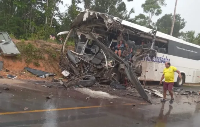 Grave acidente com ônibus deixa mortos na estrada de Rio Preto da Eva