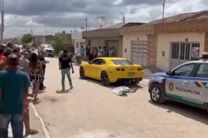 Homem é morto a tiros dentro de Camaro amarelo, em Pernambuco