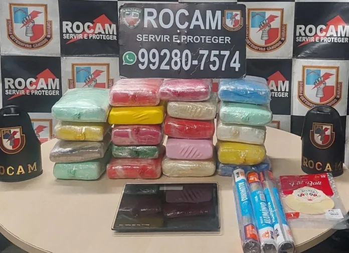 Apreensão de 19 tabletes de maconha (Foto: Divulgação/PMAM)