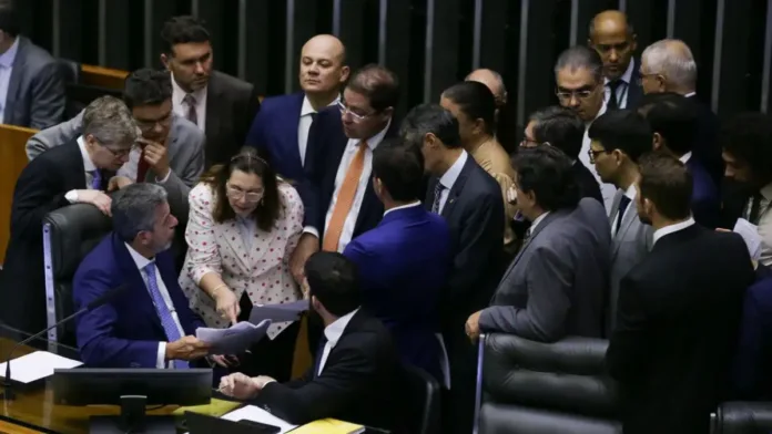 PEC do corte de gastos sai da Câmara e agora vai ao Senado para ser apreciada ainda nesta quinta-feira as medidas do pacote fiscal