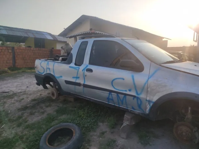 No local, a polícia encontrou um carro pichado com sigla de CV (Foto: Divulgação/PMAM)