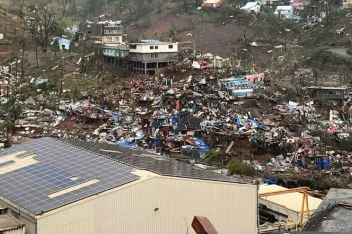 Ciclone Chido varreu Mayotte com ventos de mais de 200 km/h e danificando habitações improvisadas, edifícios do governo e hospital