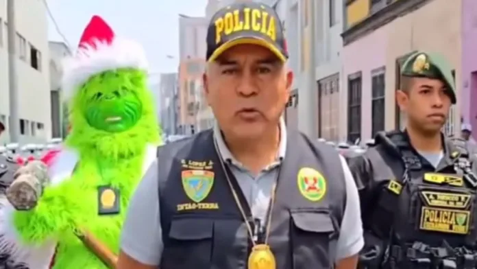 “Grinch policial” e outros oficiais prenderam três pessoas supostamente envolvidas com tráfico de drogas no sul de Lima