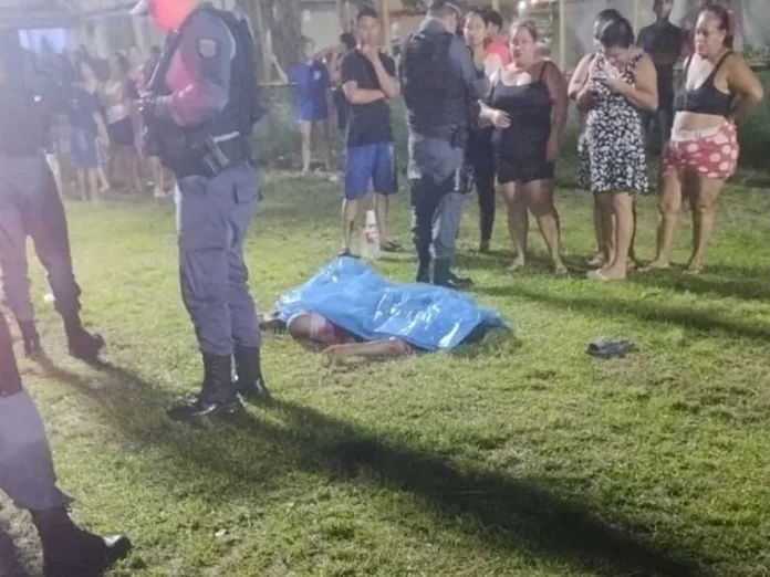 Um homem, ainda não identificado pela polícia, foi executado a tiros na noite desta quinta-feira (19/12), na rua 91, em um campo de futebol do núcleo 11