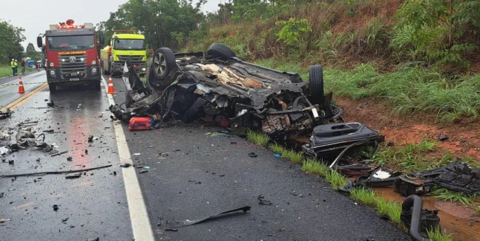 Acidente entre carreta e carro deixa um morto e feridos, incluindo um bebê