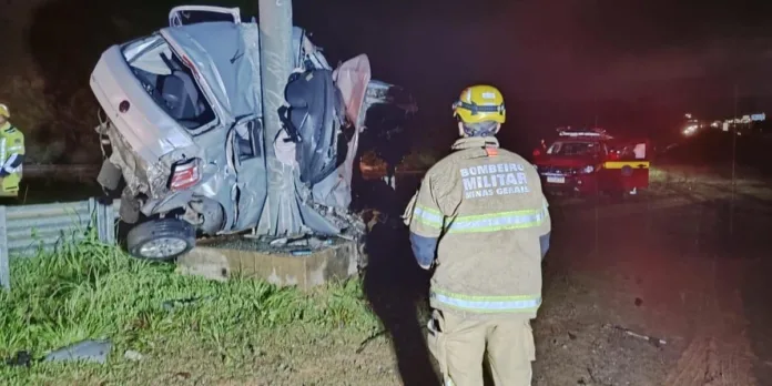 VÍDEO: homem morre após colidir contra poste, próximo ao aeroporto de Belo Horizonte