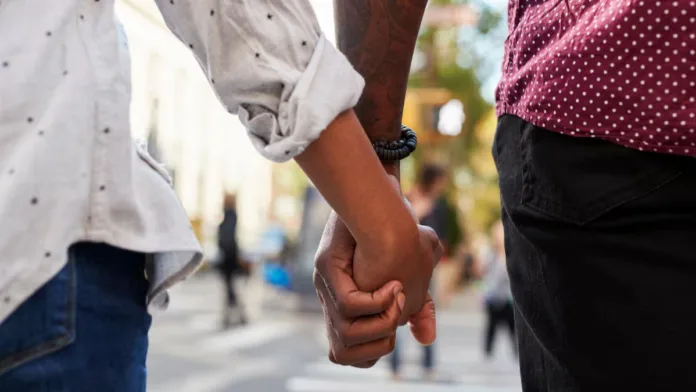 Andar de mãos dadas com quem ama é uma das atitudes que beneficiam a saúde