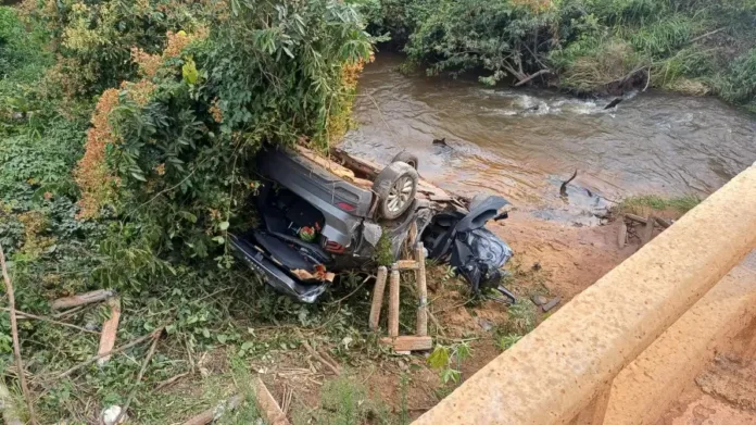 Carro com ministro do TST cai de ponte em GO: 3 pessoas ficam feridas