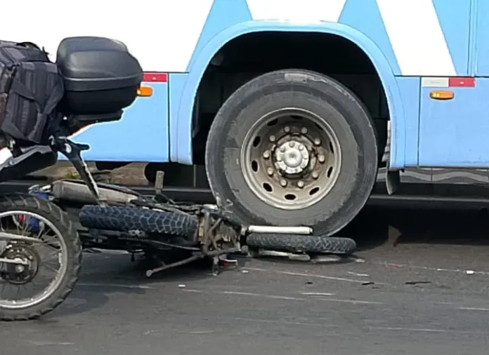 Homem escapa de ser esmagado após moto parar debaixo de ônibus em Manaus