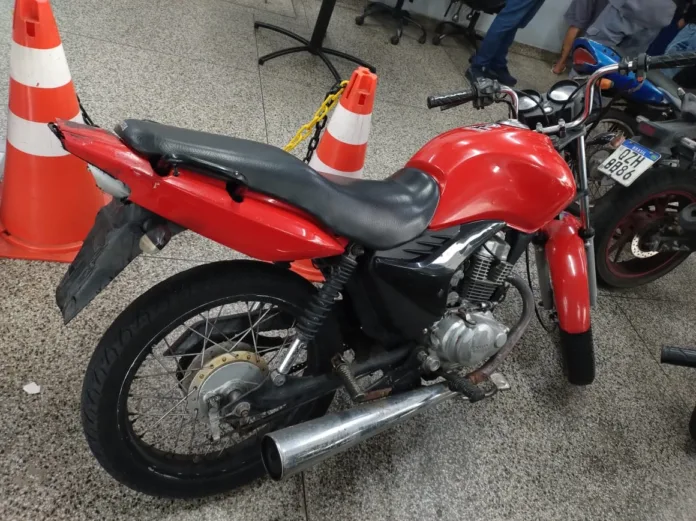 A motocicleta adulterada foi levada para a delegacia (Foto: Divulgação/PMAM)