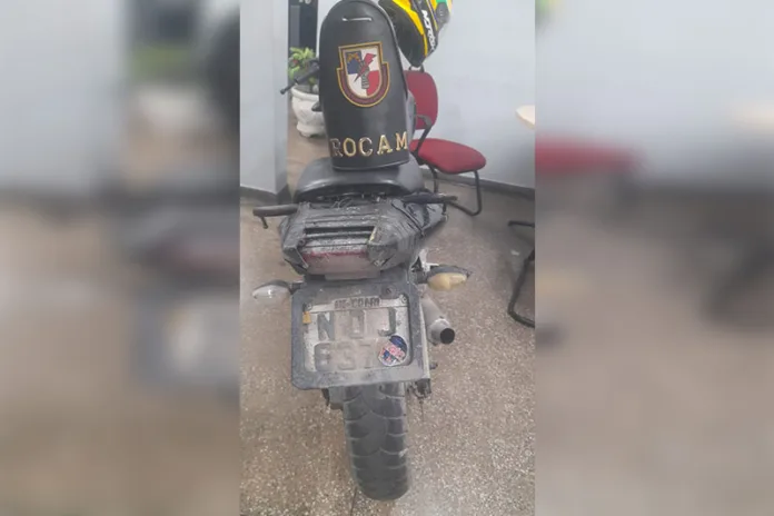 Motocicleta apreendida com foragido da Justiça (Foto: Divulgação/PMAM)