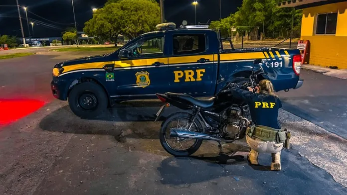 Na noite da última terça-feira (24/12), uma equipe da Polícia Rodoviária Federal (PRF) deteve um condutor na BR-319, na capital amazonense. Ele estava trafegando com veículo irregular. Segundo o relatório da PRF, o homem pilotava uma motocicleta com placa adulterada, documento irregular e restrição judicial. Durante abordagem, os policiais verificaram a documentação do condutor e da motocicleta, constatando informações conflitantes. Além disso, foi identificado que os sinais de identificação do veículo estavam alterados e que a motocicleta possuía restrição judicial. Diante dos fatos, o condutor foi encaminhado ao 1º DIP para as devidas providências cabíveis.