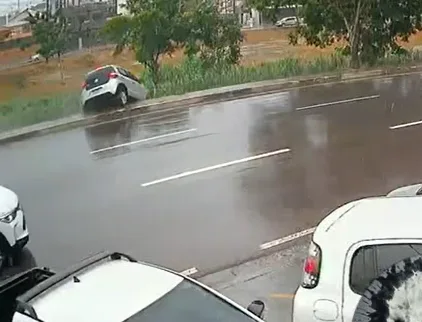 Motorista perde controle de carro e invade canteiro na Av. das Torres