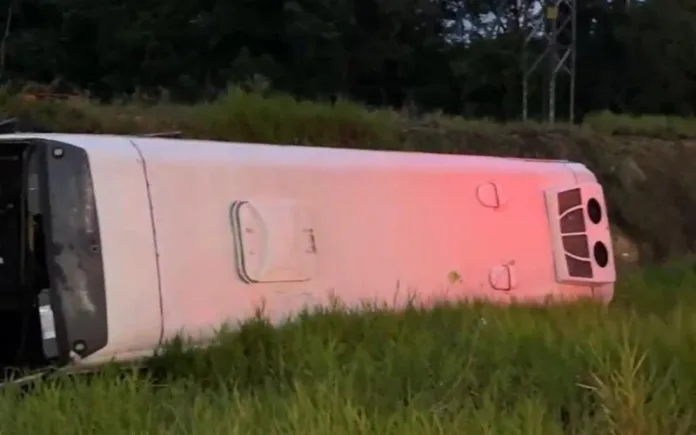 No final da tarde deste domingo (15/12), um motorista que não teve a identidade divulgada sofreu um grave acidente de trânsito e acabou capotando com um ônibus da empresa Vical.