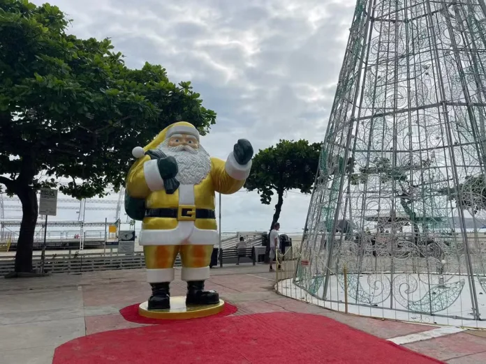 Papai Noel verde e amarelo em Balneário Camboriú provoca discussão nas redes