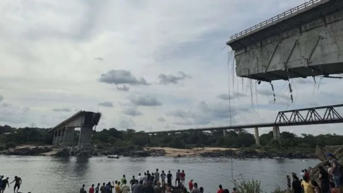 Vão central da ponte Juscelino Kubitschek de Oliveira, com 533 metros de extensão, cedeu, derrubando pelo menos 10 veículos