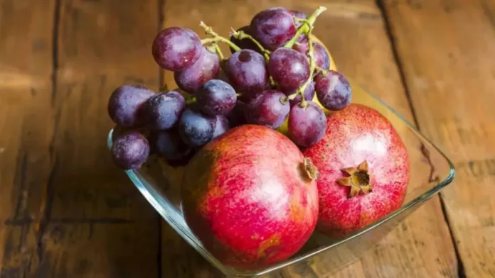 Rituais com frutas como uva e romã são os principais para potencializar a abundância de dinheiro no período natalino