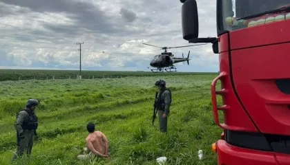 Vídeo mostra policiais em helicóptero perseguindo suspeito de planejar ataque no DF