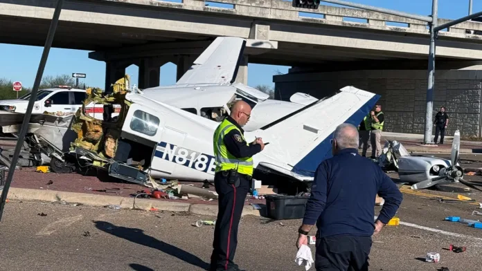 VÍDEO: Avião faz pouso de emergência em rodovia do Texas e se parte ao meio