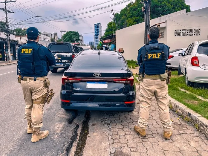 Veículo roubado foi recuperado na BR-319 (Foto: Divulgação/PRF)