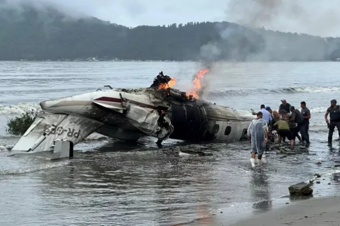 NOVOS VÍDEOS da queda de avião em Ubatuba (SP): Veja momento do resgate das vítimas, morte de piloto é confirmada