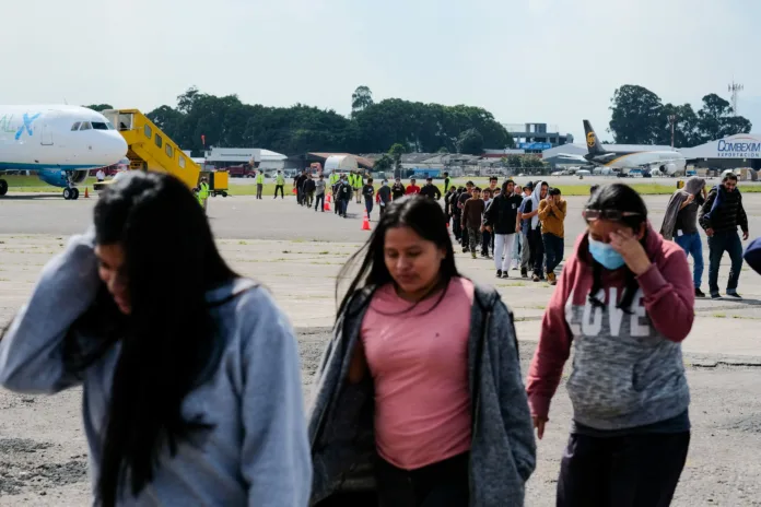 Imigrantes guatemaltecos são deportados.