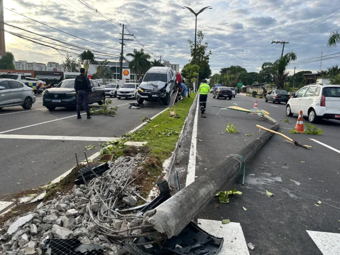 Motorista perde controle e arranca poste em grave acidente em Manaus