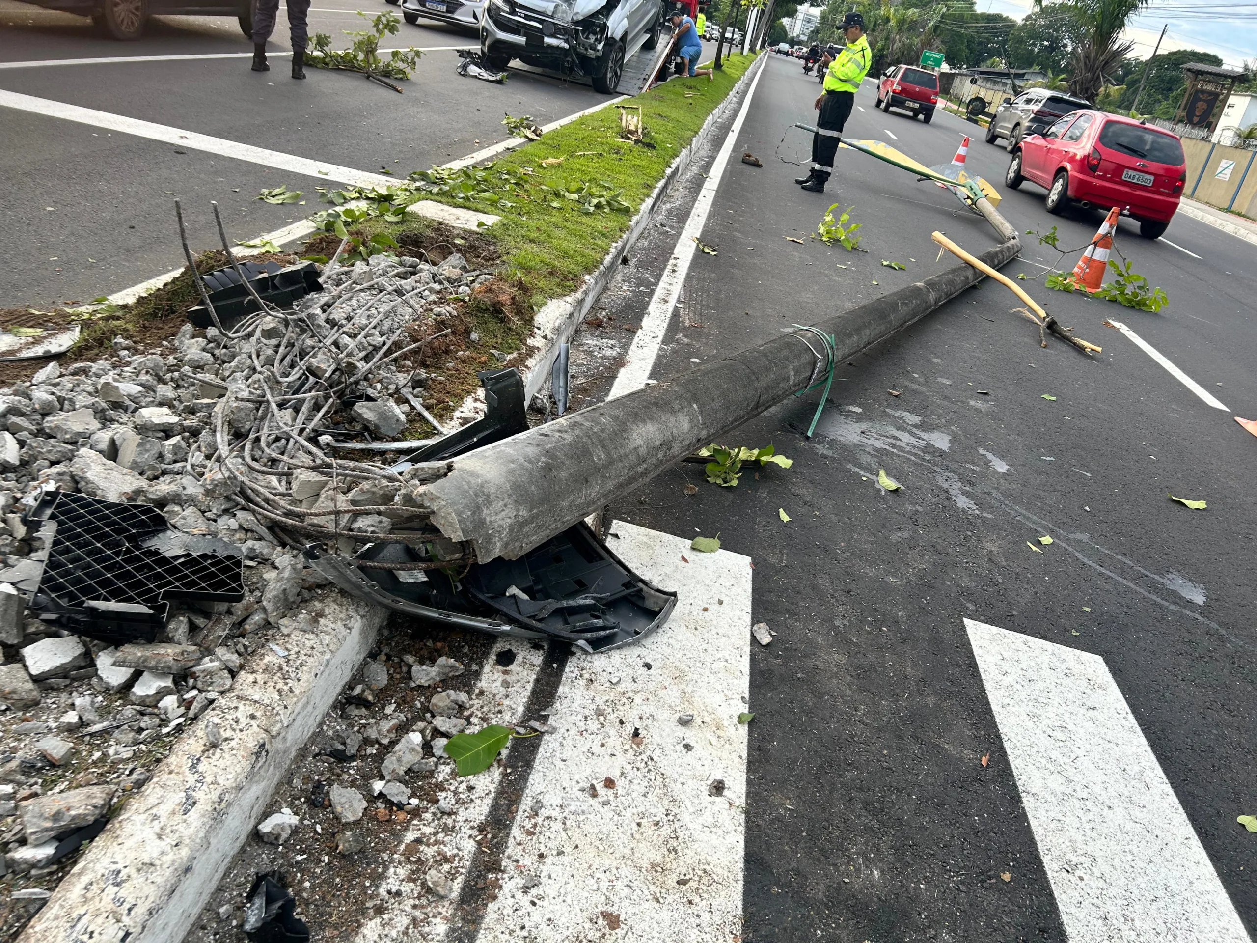 Motorista perde controle e arranca poste em grave acidente em Manaus