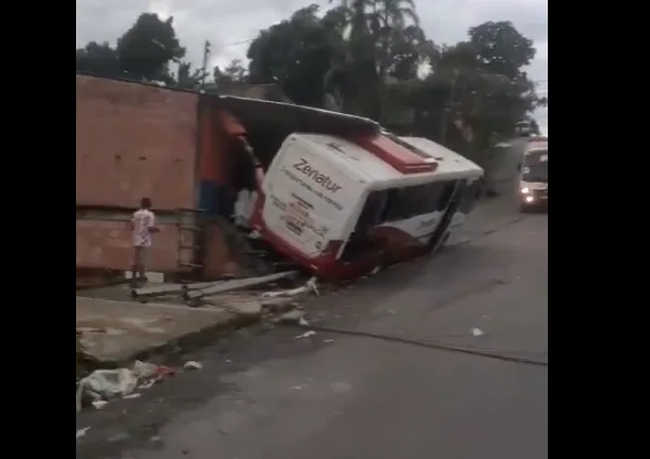 Ônibus destrói casa, derruba fios de alta tensão e bloqueia rua em Manaus