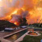 Incêndio devastador atinge casas e floresta em Los Angeles