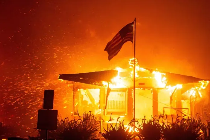 Incêndio devastador atinge casas e floresta em Los Angeles