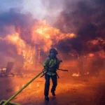 Incêndio devastador atinge casas e floresta em Los Angeles