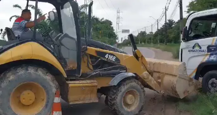 VÍDEO: Homem tenta atropelar equipe da Amazonas Energia com trator para impedir fiscalização