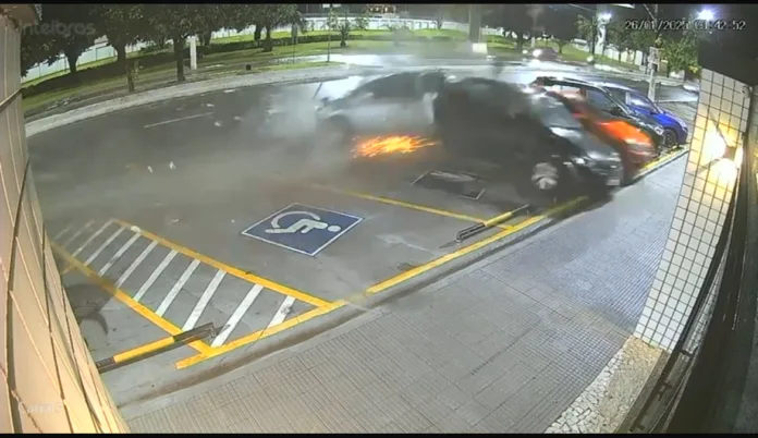 Carro fica destruído após bater em 4 veículos estacionados em Manaus