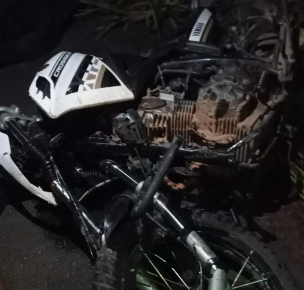 Motociclista é arremessado ao ser atingido por táxi em grave acidente no Amazonas