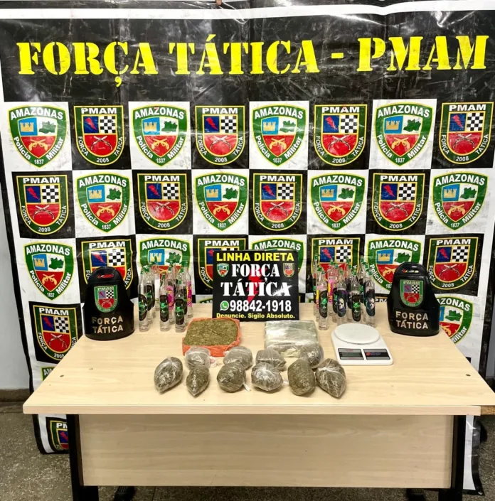 Polícia apreende 3 kg de drogas após criminosos fugirem para mata em Manaus