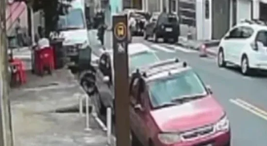 VÍDEO: Motociclista empina moto e atropela avô e neto em SP; homem morreu