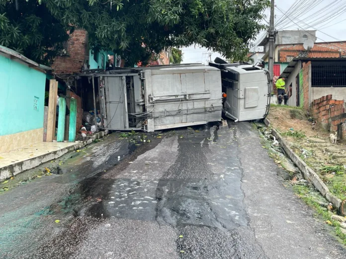 Caminhão de lixo vira em ladeira e deixa motorista ferido em Manaus