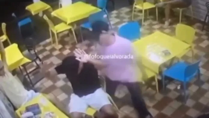 Vídeo: Agressivos, homens invadem café e roubam celulares em Manaus