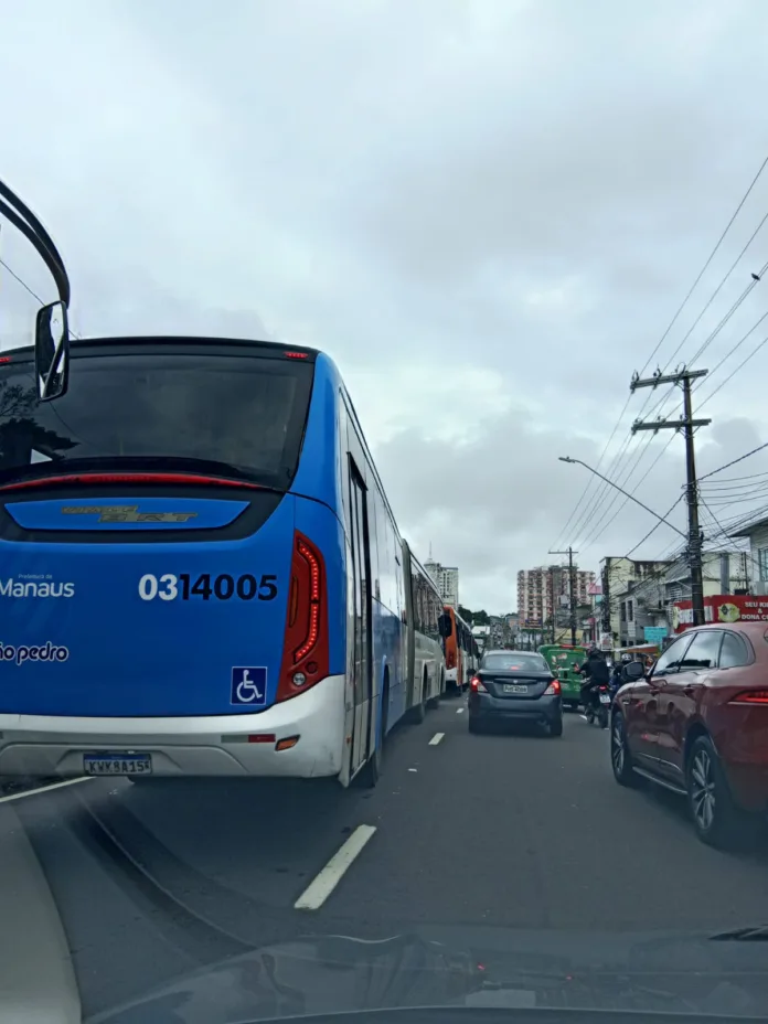 VÍDEOS: motoristas de ônibus fazem paralisação para cobrar pagamento