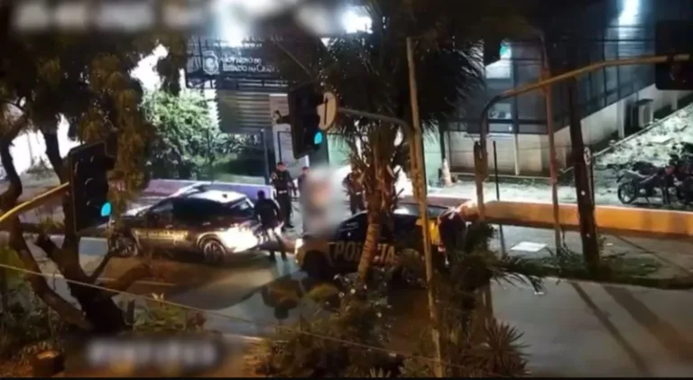 VÍDEO: Dupla presa por sequestrar cantora de forró em Fortaleza chega à delegacia VÍDEO: Dupla presa por sequestrar cantora de forró em Fortaleza chega à delegacia
