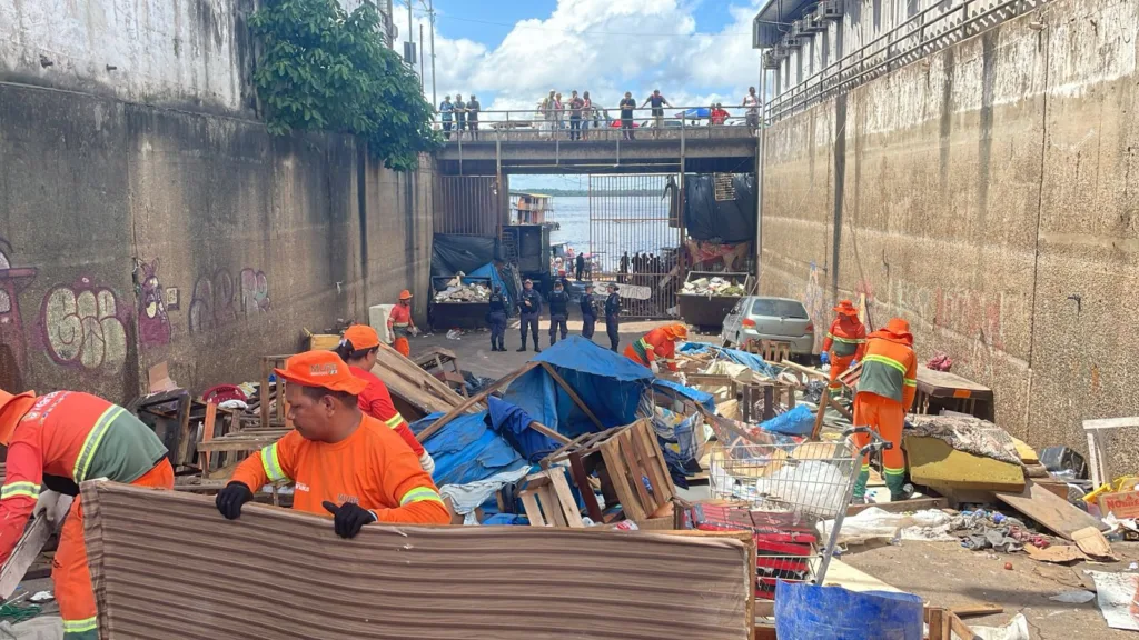 Choque de ordem e limpeza desativa 'cracolândia' no centro de Manaus