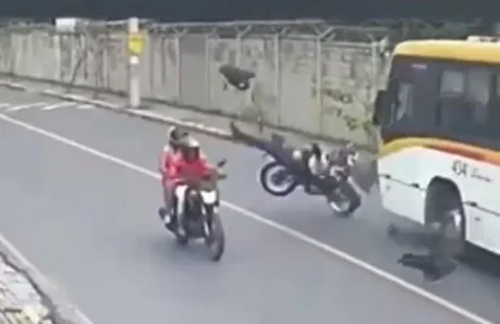 Vídeo: motoqueiro empina moto, perde o controle e morre