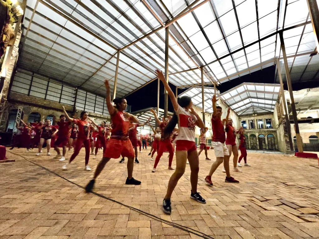 Ensaios sendo realizados pelo grupo Garantido Show. (FOTO: Divulgação)