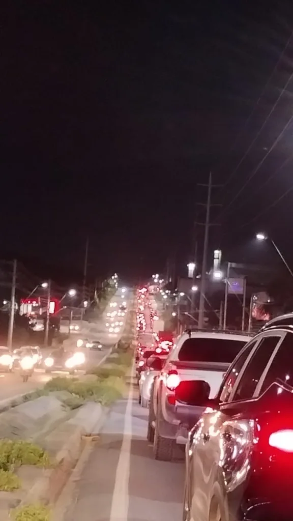 Acidente deixou um grande congestionamento na pista. (FOTO: Ivan Mota)