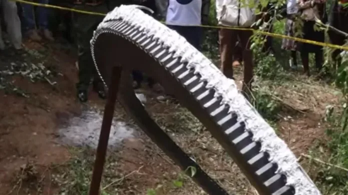 Anel metálico de 500 kg cai do céu sobre vila no Quênia: 