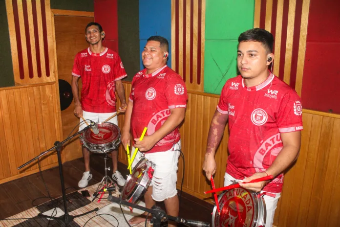 Membros da Batucada participando das gravações do novo álbum do Boi Garantido. (FOTO: Sérgio Cole)